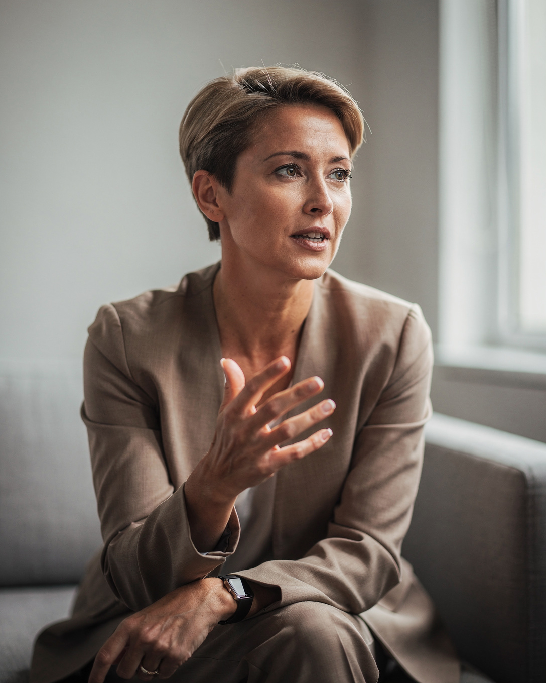Documentair portret van Manon Sinnige, adviseur rond hoogbegaafdheid.